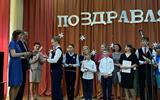 Марк Щастный получает грамоту за победу в олимпиаде по физике